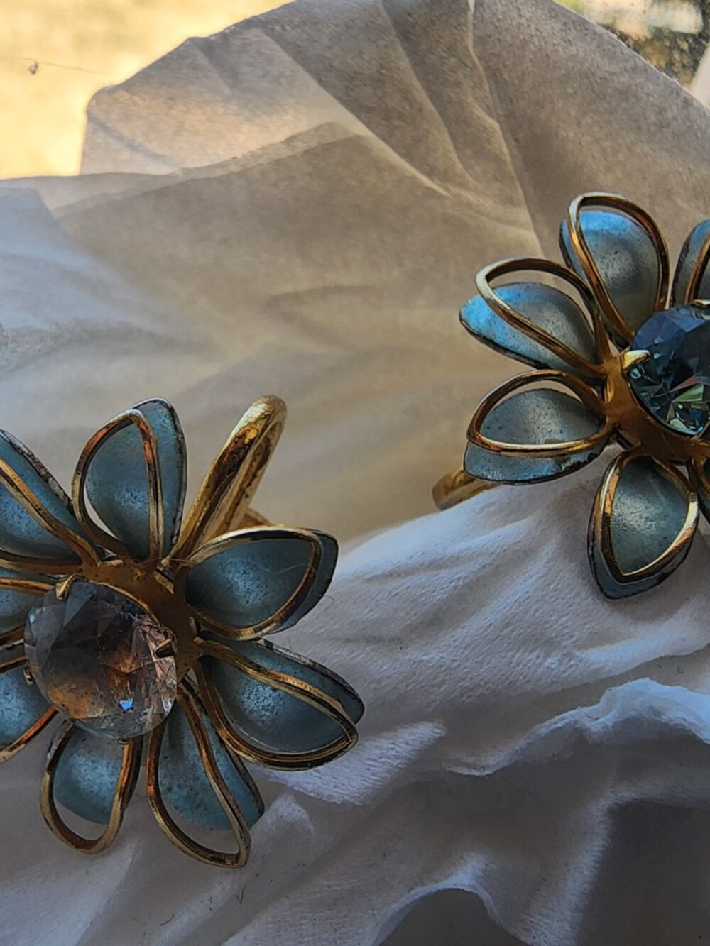 Vintage B.N. Bugbee & Niles Gold Tone Blue Rhinestone Flower Screw Back Earrings - Picture 4 of 4